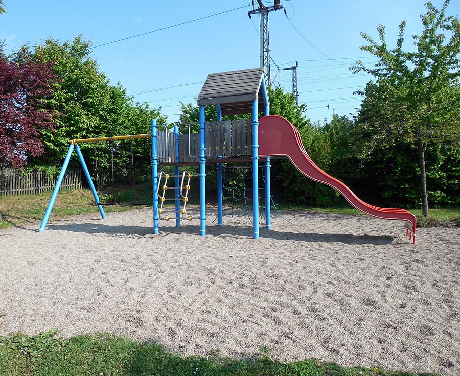 parc infantil, dispositiu de joc, lliscar, diversió, jugar, pati d’escola, a l'aire lliure, parc - l'home va fer espai, jugant, esport, nen, infància, planta, arbre, naturalesa, dia, equip de joc a l'aire lliure, swing, cel, parc, buit, absència, herba, gimnàs a la selva, llum solar, equipament per jugar a diapositives, creixement, 2K