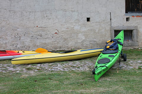 Kanusport, Stiefel, Paddel, Wasserfahrzeug, Transport, gebaute Struktur, Transportmittel, die Architektur, Tag, Gebäudehülle, Wasser, draußen, Land, Natur, echte Menschen, Kajak, grüne Farbe, Sport, Gelb, festgemacht, aufblasbar, 4K, CC0, gemeinfrei, lizenzfrei