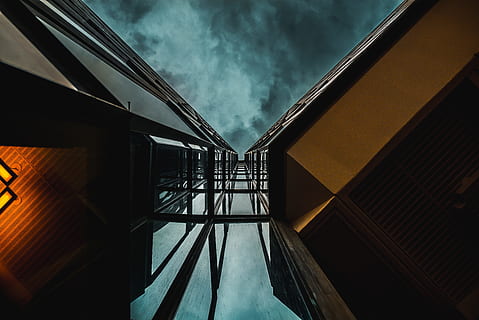 Basso, fotografia ad angolo, grattacielo, costruzione, blu, nuvole, occhio, vista worm, buio, cielo, riflessivo, finestra, architettura, struttura costruita, nessuno, moderno, esterno dell'edificio, acciaio, all'aperto, notte, vetro - materiale, riflessione, acqua, Inquadratura dal basso, ringhiera, nuvola - cielo, scala, connessione, natura, ponte, gradini e scale, mezzi di trasporto, ponte - struttura fatta dall'uomo, giorno, fumo - struttura fisica, direttamente sotto, 5K, CC0, dominio pubblico, privo di copyright