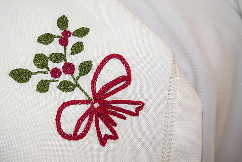 hoeden, threads, het naaien, textiel, achtergronden, geen mensen, detailopname, witte kleur, emotie, hart vorm, rood, binnenshuis, liefde, patroon, positieve emotie, volledig kader, hoge hoekmening, creativiteit, kunst en ambacht, stilleven, symbool, ambacht, enkel object, bloemenpatroon, 1080P, CC0, publiek domein, royaltyvrij