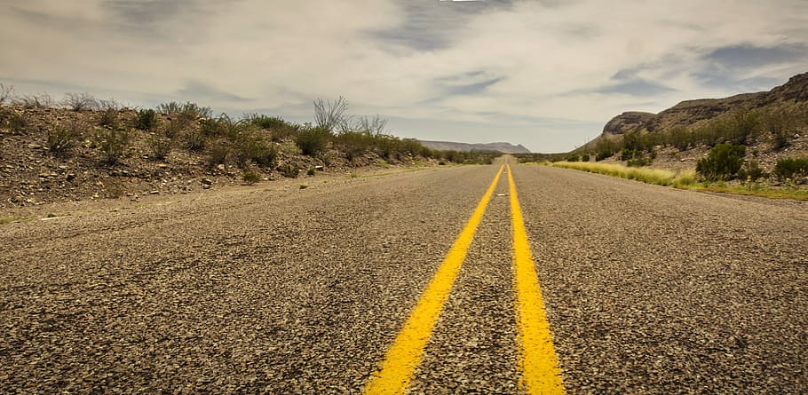 beton, vej, ved siden af, rock hill, overskyet, himmel, dagtimerne, beton vej, ørken, trøstesløshed, øde, ødemark, landskab, tør, texas, rute, udendørs, rejse, landdistrikterne, tur, tom, gul, vejen frem, Mark, transportmidler, vejmærkning, retning, symbol, mærkning, skilt, sky - himmel, faldende perspektiv, dobbelt gul linje, natur, ingen mennesker, forsvindingspunkt, tom vej, dag, plante, miljø, overflade niveau, skillelinje, lige, 5K