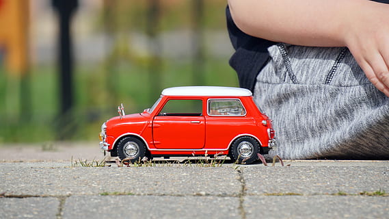 Červené, bílý, 3-dveře, hatchback, stupnice, Modelka, hračka, vedle, sedící, osoba, během dne, auto, mini cooper, vozidlo, barvitý, vinobraní, ulice, mini, italské zaměstnání, přeprava, motorové vozidlo, nízká sekce, lidé, způsob dopravy, dospělý, den, město, silnice, část lidského těla, muži, venku, dětství, lidská noha, samci, zaměřit se na popředí, lidská končetina, 5K, CC0, veřejná doména, bez autorských práv