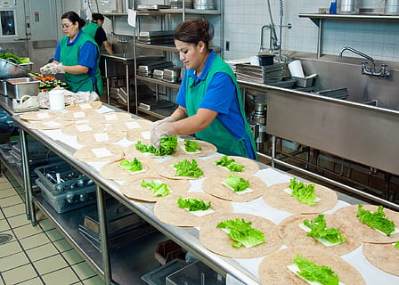 femme, portant, vert, tablier, évier, cuisine, Aidez-moi, ouvrier, préparation, en train de préparer, table, intérieur, institutionnel, travailleurs, aliments, Nourriture et boisson, permanent, à l'intérieur, femmes, fraîcheur, adulte, Occupation, personnes, travail, Vrais gens, les femelles, vue grand angle, plateau, affaires, jeune adulte, trois quarts, préparer de la nourriture, uniforme, 1080P, CC0, domaine public, libre de droits