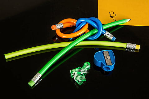 drei, Buntstift in verschiedenen Farben, neben, Anspitzer, Tabelle, Bleistift, Radiergummi, schreiben, Schule, Gummi, Bleistiftspitzer, Bildung, Hinweis, Schreibwaren, Lehren, zurück zur Schule, flexibel, hilfreich, sinnvoll, Biege, Kurve, Farbe, bunt, Lernen, Hilfe, Zusammengehörigkeit, vereinigt, Portion, zusammen, Gruppe, Zusammenarbeit, Mannschaft, Partnerschaft, Union, heiter, hell, verbinden, Schulmaterial, Ausrüstung, Hintergründe, mehrfarbig, Verbindung, Technologie, grüne Farbe, Kommunikation, Kabel, drinnen, keine Leute, Computernetzwerk, Studioaufnahme, kabellose Technologie, Internet, Wachstum, Nahansicht, Gelb, Netzteil, Netzwerkanschlussstecker, globale Kommunikation, Wissenschaft, schwarzer Hintergrund, 5K, CC0, gemeinfrei, lizenzfrei