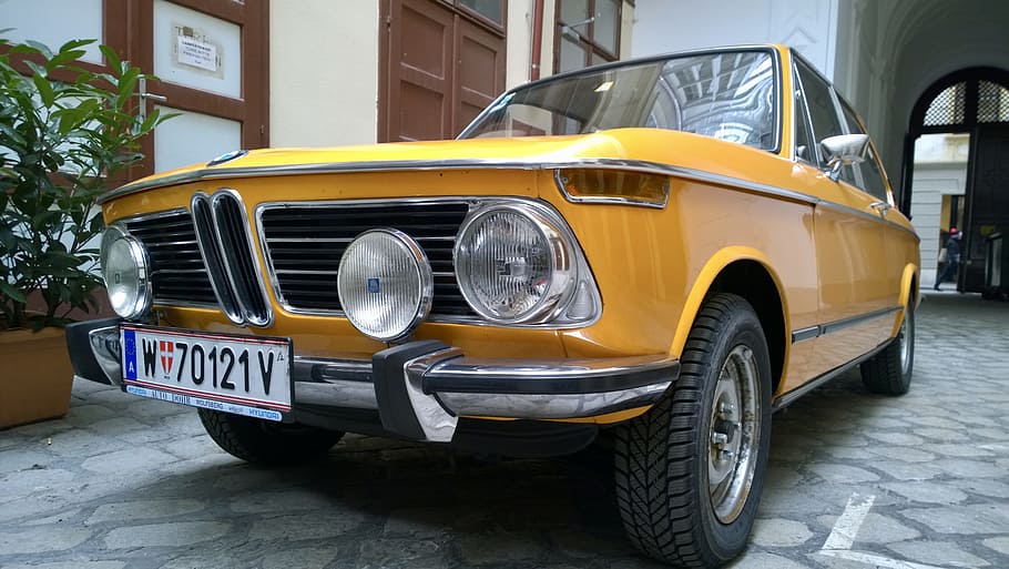 BMW, Old Timer, auto, klassiek, zeldzaamheid, automotive, PKW, oldtimer auto, taxi, stad, vervoer, gele taxi, wijze van transport, landvoertuig, motorvoertuig, retro gestileerd, geel, vintage auto, architectuur, dag, stationair, geen mensen, buitenkant van het gebouw, ingebouwde structuur, straat, buitenshuis, koplamp, wiel, luxe, 5K