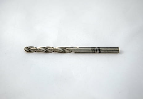 perforar, metal, apertura, hilo, rebanar, cortar, arma, nadie, antiguo, el pasado, historia, Fondo blanco, foto de estudio, de cerca, adentro, firmar, solo objeto, espada, señal de advertencia, comunicación, papel, copia espacio, vista de alto ángulo, ominoso, color plateado, 4K, CC0, dominio público, libre de derechos