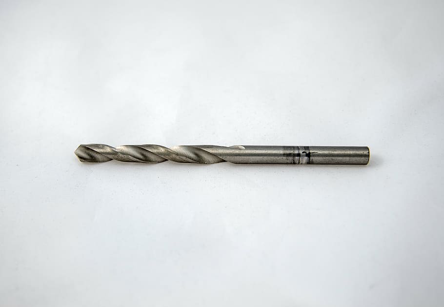 trepant, metall, obertura, fil, tallar, arma, cap gent, antiguitat, el passat, història, fons blanc, tir de l'estudi, vell, primer pla, a l'interior, signe, sol objecte, espasa, senyal d'advertència, comunicació, paper, còpia espai, vista d’angle alt, ominós, color plata, 4K