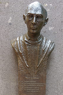 escultura, lleis, rees, representació, art i artesania, estàtua, representació humana, cap gent, creativitat, semblança masculina, vista frontal, dia, artesania, primer pla, vista d’angle alt, arquitectura, a l'aire lliure, vell, naturalesa, el passat, 2K, CC0, domini públic, lliure de regalies