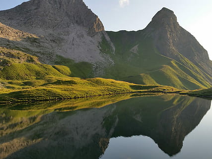 verde, Munte, lac, alb, noros, cer, calm, apă, timpul zilei, vârf, reflecţie, peisaj, alp, copac, nor, în aer liber, piatră, stâncă, deal, natură, scenice - natura, frumusețe în natură, liniște, o scenă liniștită, de munte, idilic, nici o persoana, scenă non-urbană, zi, malul mării, mediu inconjurator, Culoarea verde, varf de munte, formare, 4K, CC0, domeniu public, fără drepturi de autor