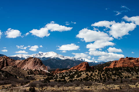 desfiladeiro, azul, céu, nuvens, panorama, vermelho, horizonte, Rocha, parque, viagem, natureza, paisagem bonita, areia, paisagem montanhosa, montanha, scenics - natureza, meio Ambiente, nuvem - céu, beleza na natureza, cadeia de montanhas, cena não urbana, cena tranquila, rock - objeto, terra, ninguém, controlo remoto, dia, sólido, tranquilidade, clima, formação, semi-árido, clima árido, montanha coberta de neve, Pico da montanha, 1080P, CC0, domínio público, royalty free