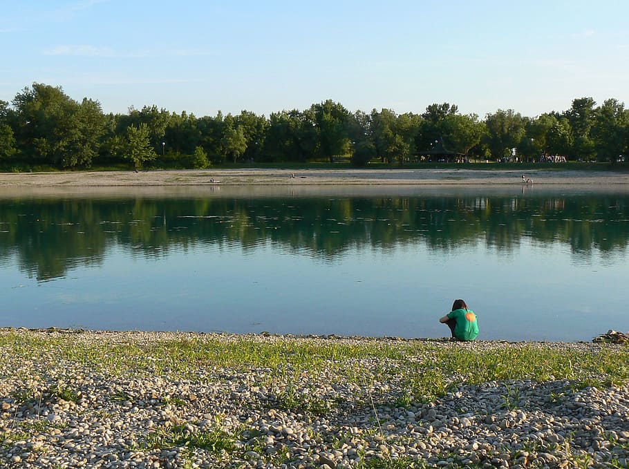 llac, aigua, riu, reflexió, medi ambient, idíl·lic, natural, a l'aire lliure, pacífica, Costa, Riba, paisatge marí, escènic, línia de costa, badia, primavera, platja, verd, llacuna, tranquil, planta, persones reals, una persona, bellesa a la natura, arbre, naturalesa, tranquil·litat, escenics - natura, dia, cel, activitat d'oci, estils de vida, escena tranquil·la, homes, escena no urbana, color verd, 1080P