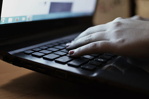 υπολογιστή, χέρι, ΦΟΡΗΤΟΣ ΥΠΟΛΟΓΙΣΤΗΣ, microsoft, σημειωματάριο, pc, τεχνολογία, πληκτρολόγηση, παράθυρα, γράφω, συγγραφέας, Γραφή, εξοπλισμό υπολογιστών, ανθρώπινο χέρι, πληκτρολόγιο, επικοινωνία, πληκτρολόγιο υπολογιστή, μέρος ανθρώπινου σώματος, σύνδεση, χρησιμοποιώντας υπολογιστή, ασύρματη τεχνολογία, επιχείρηση, επιφανεια ΕΡΓΑΣΙΑΣ, γραφείο, ενήλικος, επιχειρηματική δραστηριότητα, εργαζόμενος, οθόνη υπολογιστή, κλειδί υπολογιστή, δάχτυλο, 4K, CC0, δημόσιος τομέαςα, χωρίς δικαιώματαe