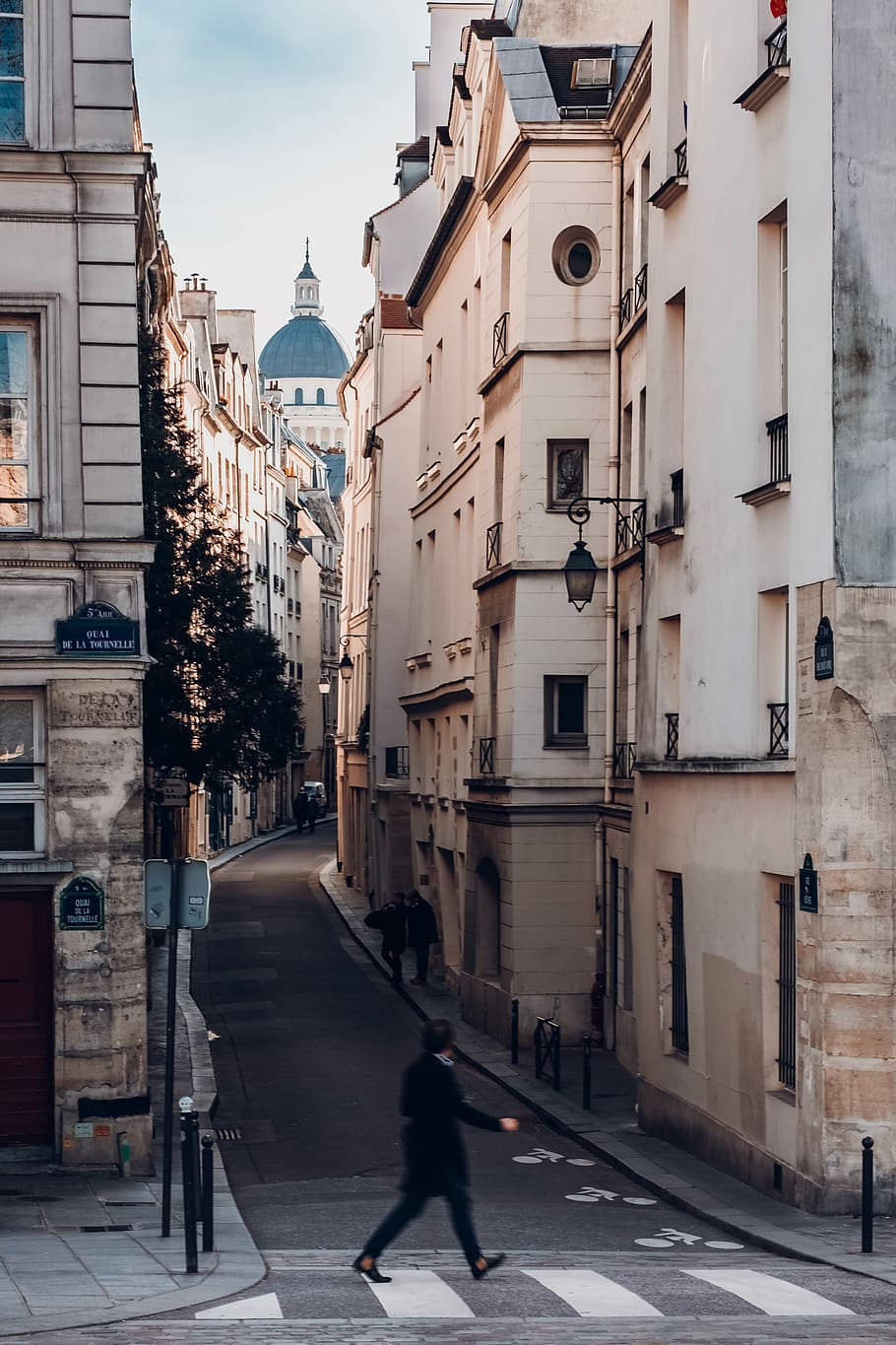 fotografia, persona, a piedi, Sideway, analizzare, cercare, guardare, lato sinistro, edifici, mezzo, città, strada, camminare, Bluf, esterno dell'edificio, architettura, struttura costruita, costruzione, persone reali, una persona, stili di vita, giorno, lunghezza intera, movimento, donne, vita di città, mezzi di trasporto, in movimento, natura, adulto, all'aperto, 4K