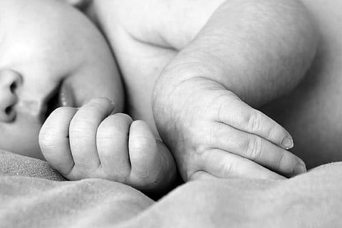 babyens hånd, baby, hænder, finger, lille, barn, human, nuttet, lev nye, Født, barnets hånd, tæt, sød, familie, menneskelig kropsdel, kropsdel, barndom, samvær, ung, bonding, forælder, familie med et barn, menneskelig hånd, hånd, positive følelser, voksen, kærlighed, mennesker, tæt på, omsorg, uskyld, 1080P, CC0, offentligt domæne, royaltyfrie