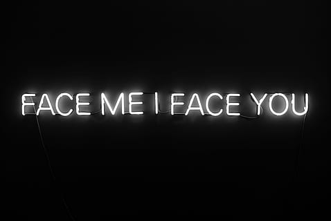 viso, testo, nero, sfondo, guardami faccia a faccia, singola parola, notte, illuminato, comunicazione, nessuno, neon, sceneggiatura occidentale, attrezzatura per l'illuminazione, lettera maiuscola, raggiante, copia spazio, avvicinamento, in casa, buio, sfondo nero, girato in studio, cartello, luce - fenomeno naturale, informazione, Messaggio, vita notturna, 5K, CC0, dominio pubblico, privo di copyright