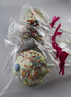 kake pop, innovasjon, kjøkken, kaker, dekorasjon, feiring, påske, jul, gave, helligdager og feiringer, ingen folk, mat og Drikke, studio skudd, nærbilde, mat, søt mat, søt, overbærenhet, dessert, fristelse, stilleben, friskhet, usunn mat, innendørs, klar til å spise, bag, plast, høy vinkel visning, kake, bord, plastpose, matbit, 4K, CC0, offentlig domene, opphavsrett gratis