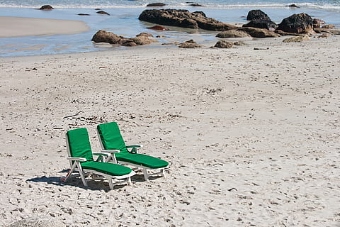 dwa, Zielony, szezlongi, plaża, nadmorski, krzesła, ocean, piasek, morze, lato, wakacje, podróżować, Wybrzeże, na wolnym powietrzu, turystyka, słoneczny, wolny czas, pobrzeże, relaks, sam, samotny, cichy, spokojna, odosobniony, spokojny, nikt, pusty, ucieczka, uciec, wylądować, Natura, woda, dzień, krzesło, żadnych ludzi, zielony kolor, skała, spokój, solidny, na dworze, światło słoneczne, rock - obiekt, spokojna scena, brak, piękno natury, 4K, CC0, domena publiczna, darmowe zdjęcia