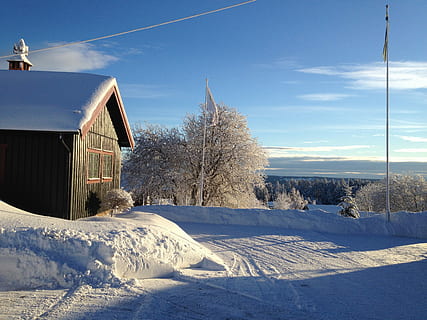 inverno, chalé, geada, neve, temperatura fria, casa, exterior do edifício, céu, arquitetura, estrutura construída, natureza, árvore, plantar, dia, cobertura, luz solar, ninguém, panorama, construção, campo, terra, azul, ao ar livre, montanha coberta de neve, 2K, CC0, domínio público, royalty free