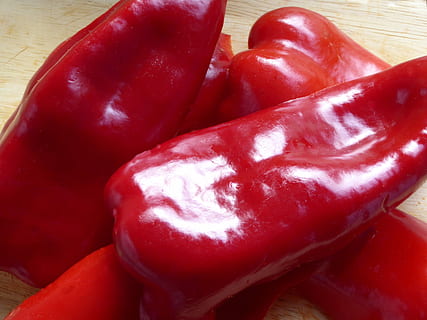 paprika, punainen paprika, vihannekset, punainen, pippuri, terve, runsaasti vitamiineja, ruoka, ruoka ja juoma, sisällä, lähikuva, terveellinen ruokavalio, tuoreus, korkea kulma, ihmiskehon osa, yksi henkilö, hyvinvointi, vihannes, asetelma, oikeita ihmisiä, ihmisen käsi, hedelmä, käsi, pöytä, ruumiin osa, 4K, CC0, public domain, rojaltivapaa