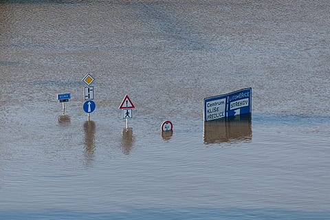 diversi segnali, clima, Pericolo, disastro, ambiente, alluvione, allagamento, alto, natura, al di sopra di, pioggia, fiume, segnale stradale, strada, traffico, subacqueo, acqua, tempo metereologico, bagnato, lungomare, giorno, nessuno, boa, comunicazione, sicurezza, mare, protezione, guida, cartello, all'aperto, la tranquillità, vista dall'alto, struttura costruita, architettura, 1080P, CC0, dominio pubblico, privo di copyright