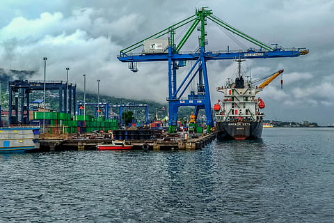 kapal, muatan, Pelabuhan, peti, kemas, Ambon, laut, angkutan, air, kapal laut, industri, pengiriman, transportasi barang, moda transportasi, mesin, crane - mesin konstruksi, awan - langit, langit, kontainer kargo, bisnis, dermaga, Arsitektur, tepi laut, dermaga komersial, alam, di luar rumah, tidak ada orang, berlabuh, 4K, CC0, domain publik, bebas royalti