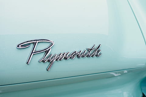 emblema di plymouth, avvicinamento, foto, emblema chrom plymouth, turchese, tipografia, Vintage ▾, auto, Plymouth, bagnato, argento, splendere, retrò, macchina classica, lettering, cromo, logo, marca, in casa, metallo, natura morta, nessuno, gruppo di oggetti, girato in studio, blu, clip, graffetta per fogli, attrezzatura dentale, salute dentale, igiene, tavolo, vista dall'alto, attrezzature domestiche, acciaio, assistenza sanitaria e medicina, ufficio, copia spazio, color argento, vassoio, attrezzatura chirurgica, pulito, 5K, CC0, dominio pubblico, privo di copyright