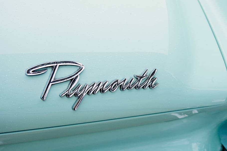 emblema di plymouth, avvicinamento, foto, emblema chrom plymouth, turchese, tipografia, Vintage ▾, auto, Plymouth, bagnato, argento, splendere, retrò, macchina classica, lettering, cromo, logo, marca, in casa, metallo, natura morta, nessuno, gruppo di oggetti, girato in studio, blu, clip, graffetta per fogli, attrezzatura dentale, salute dentale, igiene, tavolo, vista dall'alto, attrezzature domestiche, acciaio, assistenza sanitaria e medicina, ufficio, copia spazio, color argento, vassoio, attrezzatura chirurgica, pulito, 5K