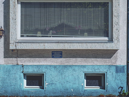 rectangular, vidre de vidre, durant el dia, blau, gris, concret, paret, verd, pintura, façana, finestra, arquitectura, exterior de l'edifici, casa, vell, arquitectura i edificis, funció de construcció de parets, estructura construïda, a l'aire lliure, cap gent, dia, edifici, barri residencial, vista d’angle baix, tancat, vidre - material, obturador, porta, seguretat, entrada, marc de finestra, 5K, CC0, domini públic, lliure de regalies
