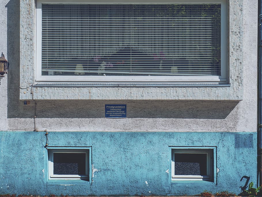 rectangular, vidre de vidre, durant el dia, blau, gris, concret, paret, verd, pintura, façana, finestra, arquitectura, exterior de l'edifici, casa, vell, arquitectura i edificis, funció de construcció de parets, estructura construïda, a l'aire lliure, cap gent, dia, edifici, barri residencial, vista d’angle baix, tancat, vidre - material, obturador, porta, seguretat, entrada, marc de finestra, 5K