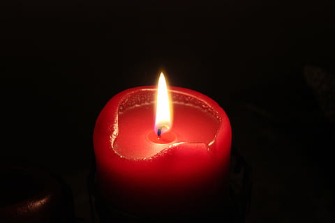 Kerze, Flamme, rot, Licht, brennen, Atmosphäre, Wachskerze, Docht, Hitze, gemütlich, Dekoration, nachdenklich, Beleuchtung, Stimmung, Weihnachten, ruhig, sich ausruhen, Leise, Gebet, Feuer - natürliches Phänomen, Verbrennung, Feier, glühend, Spiritualität, Feuer, Hitze - Temperatur, beleuchtet, drinnen, dunkel, Nahansicht, schwarzer Hintergrund, Studioaufnahme, Natur, keine Leute, kopieren sie platz, einzelnes Objekt, Dunkelkammer, Helligkeit, 5K, CC0, gemeinfrei, lizenzfrei