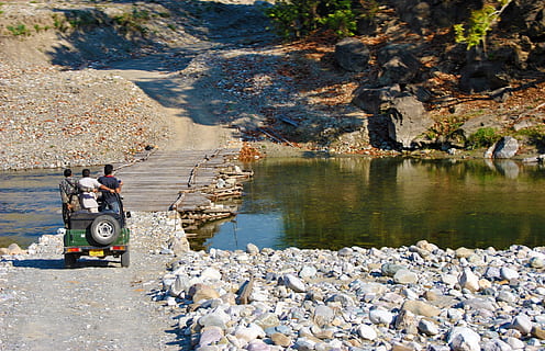 Szene, Wasser, Bäume, Jeep, Safari, Urlaub, Reise, Landschaft, Natur, Fahrzeug, Grün, Fahrt, Tag, Rock, solide, Rock - Objekt, echte Menschen, Männer, Transport, High Angle View, See, Sonnenlicht, Menschen, Erwachsene, Sitzung, Transportmittel, Freizeitbeschäftigung, draußen, Besetzung, 2K, CC0, gemeinfrei, lizenzfrei