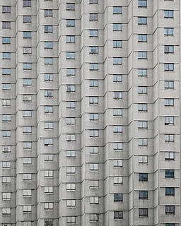 edificio de concreto gris, hormigón, edificio, Ventanas de cristal, día, foto, edificio comercial, ventana, urbano, apartamento, bloque de pisos, arquitectura, exterior del edificio, modelo, estructura construida, antecedentes, escena urbana, industria de construccion, edificio de oficinas, rascacielos, al aire libre, fotograma completo, en una fila, ciudad, nadie, Distrito residencial, repetición, edificio de oficinas exterior, vista de ángulo bajo, lado a lado, moderno, 2K, CC0, dominio público, libre de derechos