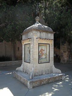 stele, minnesmärke, petra, mallorca, präst, missionär, känd personlighet, minne, fira, arkitektur, byggd struktur, dag, inget folk, byggnad exteriör, natur, växt, religion, byggnad, tro, utomhus, andlighet, plats för dyrkan, det förflutna, historia, solljus, träd, kupol, konst och hantverk, väggbyggande funktion, utsmyckad, 4K, CC0, offentligt domän, royaltyfria