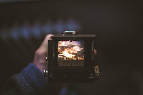 aparat foto, mână, macro, vechi, epocă, fotografii tematice, Sesiuni foto, tehnologie, aparat de fotografiat - echipament fotografic, oameni adevărați, tehnologia fără fir, activitate, deținere, o persoana, comunicare, adult, să se concentreze asupra primelor elemente, umană, foc, ardere, foc - fenomen natural, a închide, Activitatea de agrement, ecranul dispozitivului, camera digitala, fotograf, 2K, CC0, domeniu public, fără drepturi de autor