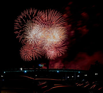 Feuerwerk, Pyronale, Berlin, Veranstaltung, Rakete, Pyrotechnik, Nacht-, beleuchtet, Bewegung, Feier, Kunst, Kultur und Unterhaltung, explodiert, Stadt, die Architektur, Transport, Langzeitbelichtung, Gebäudehülle, Bewegungsunschärfe, Transportmittel, Auto, Kraftfahrzeug, Feuerwerk - künstliches Objekt, gebaute Struktur, keine Leute, Stadtbild, draußen, Funken, 4K, CC0, gemeinfrei, lizenzfrei