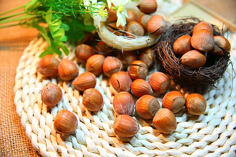kimppu, pähkinänruskea, pähkinät, hasselpähkinä, mutteri, proteiini, ruoka, ruoka ja juoma, pähkinä - ruoka, hyvinvointi, tuoreus, terveellinen ruokavalio, ei ihmisiä, kori, lähikuva, asetelma, suuri joukko esineitä, yltäkylläisyys, ruskea, hedelmä, luonto, kontti, kastanja - ruoka, sisällä, keskittyä etualalle, välipala, kypsä, 5K, CC0, public domain, rojaltivapaa