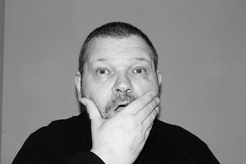 om, acoperire, gură, uimit, arhetip, portret, lovitură de cap, privind camera, o persoana, vedere din față, în interior, barbă, bărbați, la mijlocul adulților, oameni adevărați, partea corpului uman, gură umană, studio shot, expresie faciala, adult, a închide, parte a corpului, gura deschisa, umane, sprânceană, făcând o față, 1080P, CC0, domeniu public, fără drepturi de autor