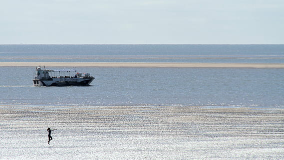 ballarina, ballant, mar, hunstanton, rendiment, Costa, estiu, platja, cel, a l'aire lliure, acció, festa, saltar, horitzó, dramàtica, actiu, cura, sol, aigua, sorra, gent, Riba, norfolk, dona a la platja, felicitat, platja d’estiu, sorra de platja, vaixell nàutic, transport, manera de transport, naturalesa, vaixell, dia, escenics - natura, viatjar, bellesa a la natura, vela, persones reals, davant del mar, en moviment, tranquil·litat, transport de mercaderies, 4K, CC0, domini públic, lliure de regalies
