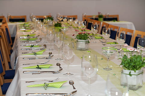 unbesetzt, Stuhl, Tabelle, Festival, Decktisch, Banketttisch, Tafel, gedeckter Tisch, Feier, Geburtstag, Sitze, Brille, fester Tisch, Tischdekoration, Gemeinschaft, Party, Grün, Anordnung, drinnen, Glas, Glas - Material, keine Leute, in einer Reihe, Stillleben, Trinkglas, Haushaltsausstattung, selektiver Fokus, Weinglas, Essen und Trinken, große gruppe von gegenständen, Teller, Rahmen, Hochzeit, transparent, Geschäft, Sitz, 4K, CC0, gemeinfrei, lizenzfrei