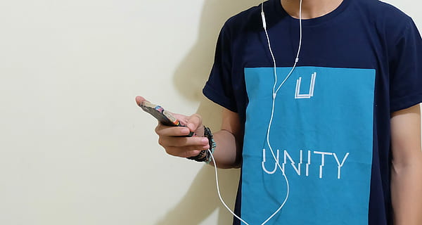 Mann, Stehen, Wand, Musik-, iphone, modern, Smartphone, Kopfhörer, Menschen, Hör mal zu, mp3, Medien, Technologie, Handy, Mobiltelefon, Gerät, jung, Audio-, Gesundheitswesen und Medizin, Kommunikation, Arzt, halten, Krankenschwester, kabellose Technologie, eine Person, Text, drinnen, westliche Schrift, Erwachsene, junger Erwachsener, Mobiltelefon, Vorderansicht, Mittelteil, kopieren sie platz, tragbares Informationsgerät, Taille hoch, Gesundheitspfleger, Botschaft, Peelings, 1080P, CC0, gemeinfrei, lizenzfrei