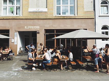Gruppe, Menschen, Sitzung, Bänke, Tabellen, neben, klippkroog Ladenfront, tagsüber, sitzen, Terrasse, einstellen, Cafe, Person, Regenschirm, Tabelle, Restaurant, Gebäude, im Freien, Kaffee, Getränk, draußen, Bank, Biergarten, Außen, Bürgersteig, die Architektur, gebaute Struktur, Gebäudehülle, Gruppe von Leuten, echte Menschen, Sitz, Männer, Stadt, Erwachsene, Menge, Frau, große gruppe von menschen, Straßencafé, Lebensstile, Stuhl, 4K, CC0, gemeinfrei, lizenzfrei