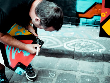 person, skrivning, noget, sort, bestyrelse, mand, bøjning, signering, dagtimerne, graffiti, væg, herrer, mennesker, en person, hanner, kun en mand, voksen, kun voksne, kunstner, rigtige mennesker, livsstil, fritidsaktivitet, drenge, barn, barndom, fokus på forgrunden, Kunst og håndværk, stående, dag, kreativitet, bedrift, spille, afslappet tøj, sidebillede, 4K, CC0, offentligt domæne, royaltyfrie