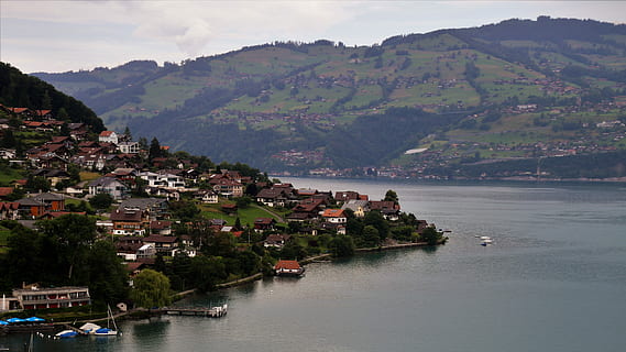 aereo, fotografia, case, corpo, acqua, giorno, alpino, lago, spiaggia, l'altezza del, montagne, panorama, montagna, le Alpi, vista, Svizzera, scenario, il palco, paesaggio, alto, natura, figura, vista lontana, la prospettiva di, superficie dell'acqua, edifici, viaggio, nuvoloso, architettura, struttura costruita, terra, costruzione, esterno dell'edificio, Casa, città, ambiente, cittadina, destinazioni di viaggio, cielo, turismo, mare, nessuno, all'aperto, arrivo, 5K, CC0, dominio pubblico, privo di copyright