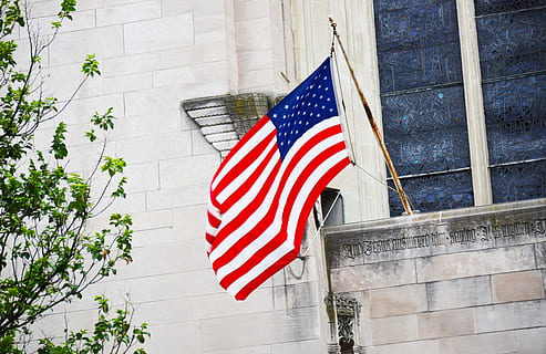 bandiera, Stati Uniti d'America, a cavallo, costruzione, Stati Uniti d'America., polo, grigio, muro di costruzione, finestra, americano, bandiera americana, a strisce, patriottismo, architettura, struttura costruita, rosso, giorno, nessuno, esterno dell'edificio, natura, Inquadratura dal basso, forma, all'aperto, forma a stella, emozione, città, caratteristica della parete, 5K, CC0, dominio pubblico, privo di copyright