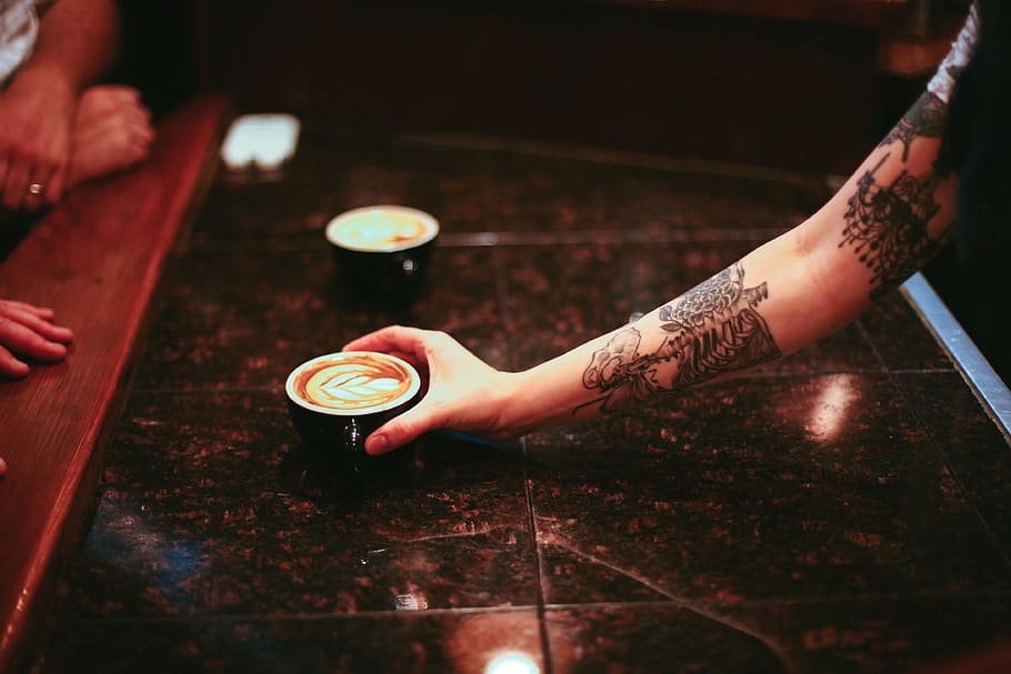 persona, detenzione, nero, ceramica, tazza, caffè, bere, mano, boccale, tavolo, una persona, solo un uomo, persone, solo adulti, adulto, parte del corpo umano, notte, musica, mano umana, Solo uomini, tatuaggio, in casa, persone reali, cibo e bevande, tatuaggio all'henné, uomini, creatività, stili di vita, pavimentazione, preparazione, arto umano, 4K