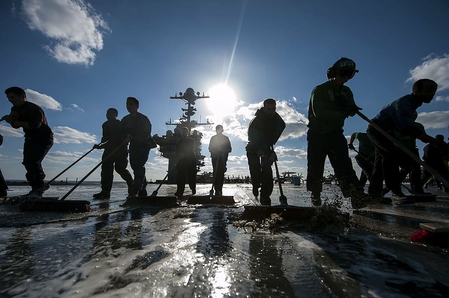 foto de la silueta, gent, treball, durant el dia, treball en equip, mariners, neteja, siluetes, rentar-se, coberta de vol, portaavions, vaixell, mar, oceà, unitat, activitat, marina, militar, EUA, Amèrica, grup, esforç, tasca, missió, treballadors, equip, nàutica, silueta, hivern, grup de persones, a l'aire lliure, temperatura de fred, cel, aigua, naturalesa, persones reals, llum solar, multitud, estils de vida, de peu, activitat d'oci, homes, sol, esport, dia, reflexió, 1080P