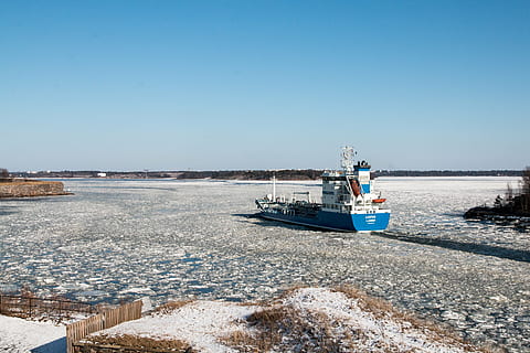 nave, primavera, ghiaccio, lastrone di ghiaccio, paesaggio, finlandese, suomenlinna, Helsinki, nave da carico, arcipelago, il Mar Baltico, baia finlandese, traffico, spedizione, inverno, mare ghiacciato, natura, foto di natura, spiaggia, acqua, cielo, mare, cielo sereno, nave nautica, giorno, mezzi di trasporto, terra, modo di trasporto, copia spazio, nessuno, blu, luce del sole, occupazione, scenics - natura, all'aperto, bellezza nella natura, industria ittica, 4K, CC0, dominio pubblico, privo di copyright