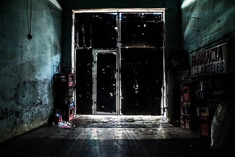 Foto, braun, hölzern, Tür, schwarzes Stahltor, Vergangenheit, Gebäude, Innerhalb, drinnen, verlassen, schmutzig, dunkel, Graffiti, alt, städtische Szene, Warenhaus, die Architektur, gebaute Struktur, gruslig, Gebäudehülle, echte Menschen, eine Person, Eingang, Tag, Lebensstile, in voller Länge, Bodenbelag, Männer, draußen, Wandbau - Funktion, 5K, CC0, gemeinfrei, lizenzfrei