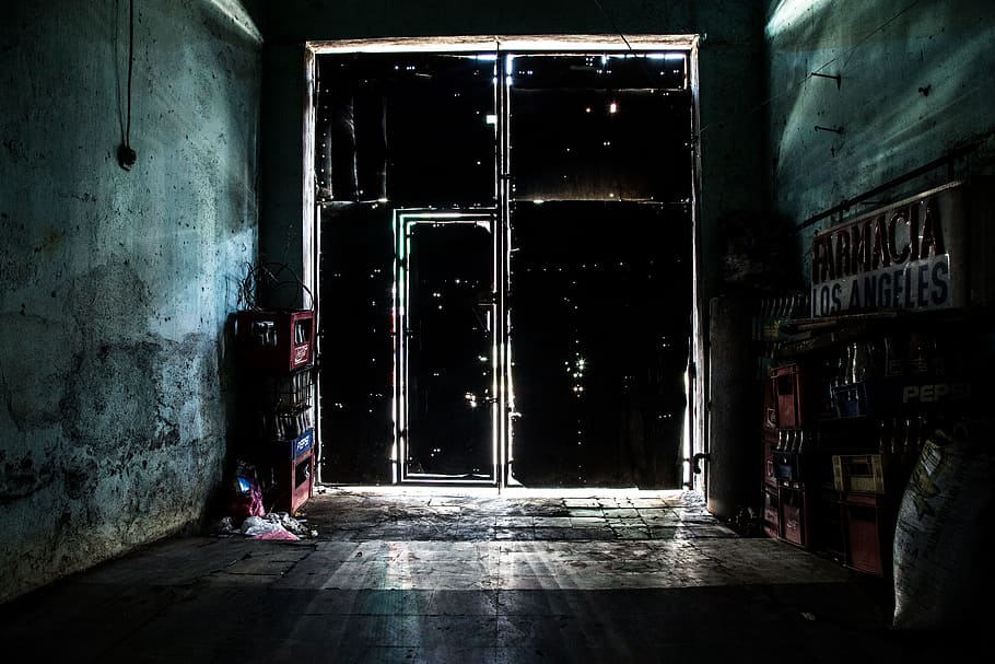 Foto, braun, hölzern, Tür, schwarzes Stahltor, Vergangenheit, Gebäude, Innerhalb, drinnen, verlassen, schmutzig, dunkel, Graffiti, alt, städtische Szene, Warenhaus, die Architektur, gebaute Struktur, gruslig, Gebäudehülle, echte Menschen, eine Person, Eingang, Tag, Lebensstile, in voller Länge, Bodenbelag, Männer, draußen, Wandbau - Funktion, 5K