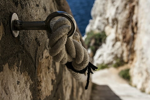 reb, passerer hånden, glimt, hav, trappe, klipper, capo caccia, Sardinien, sol, landskab, blå, fokus på forgrunden, styrke, ingen mennesker, udendørs, dag, tæt på, metal, rock-objekt, solid, bundet op, klippe, træ - materiale, selektiv fokusering, forbindelse, tekstureret, gammel, murbygningsfunktion, natur, krog, 4K, CC0, offentligt domæne, royaltyfrie
